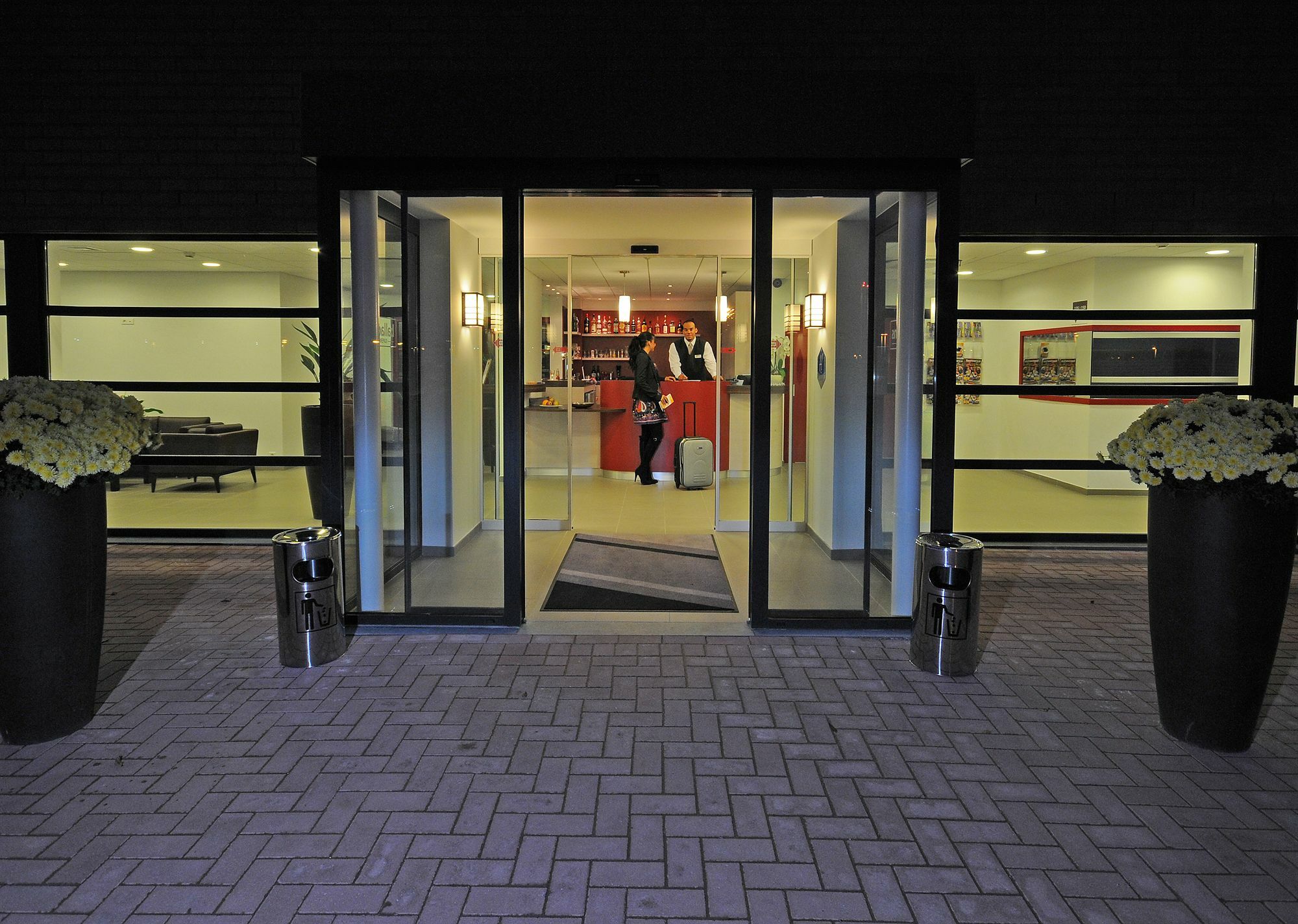 Dc Hotel Charleroi Airport Exterior foto